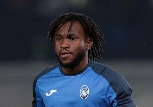 采取这种行, 米兰和亚特, 挑过人的球 采取这种行, 米兰和亚特, 挑过人的球