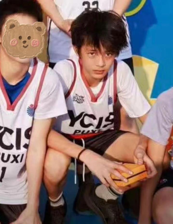 号球服的他, img