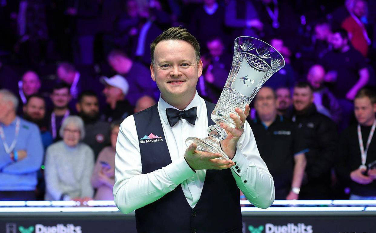 稍显落后, 马克